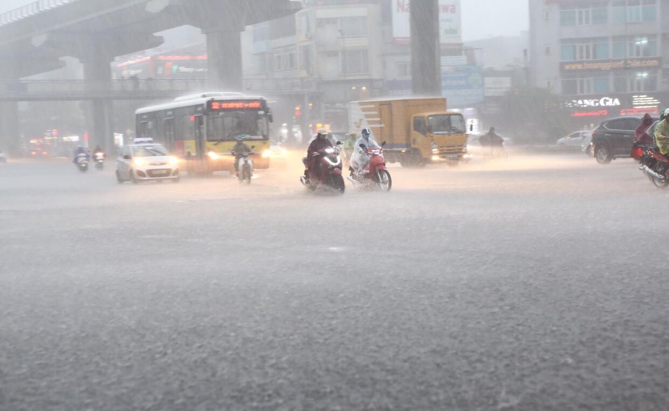 Ha Noi: Mua lon bat chot, nhieu tuyen pho ngap sau, un tac tram trong-Hinh-2