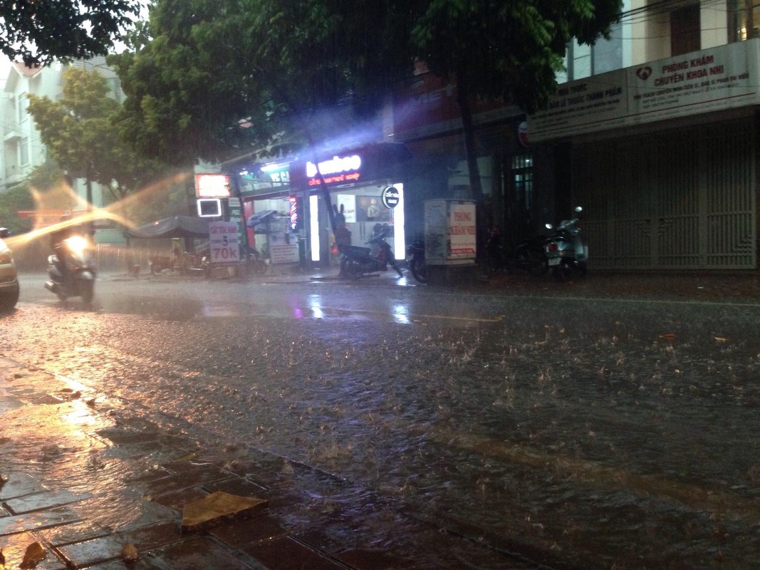 Bau troi Ha Noi bong toi sam, nguoi dan bat chap mua lon van do ra xem-Hinh-2