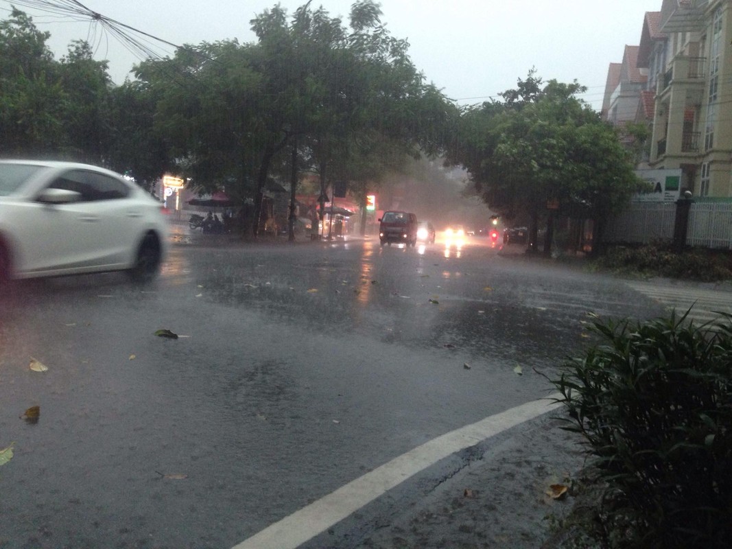 Bau troi Ha Noi bong toi sam, nguoi dan bat chap mua lon van do ra xem-Hinh-4