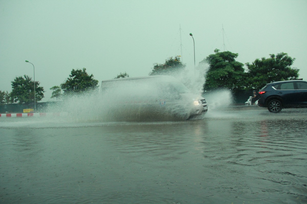 Bau troi Ha Noi bong toi sam, nguoi dan bat chap mua lon van do ra xem-Hinh-6