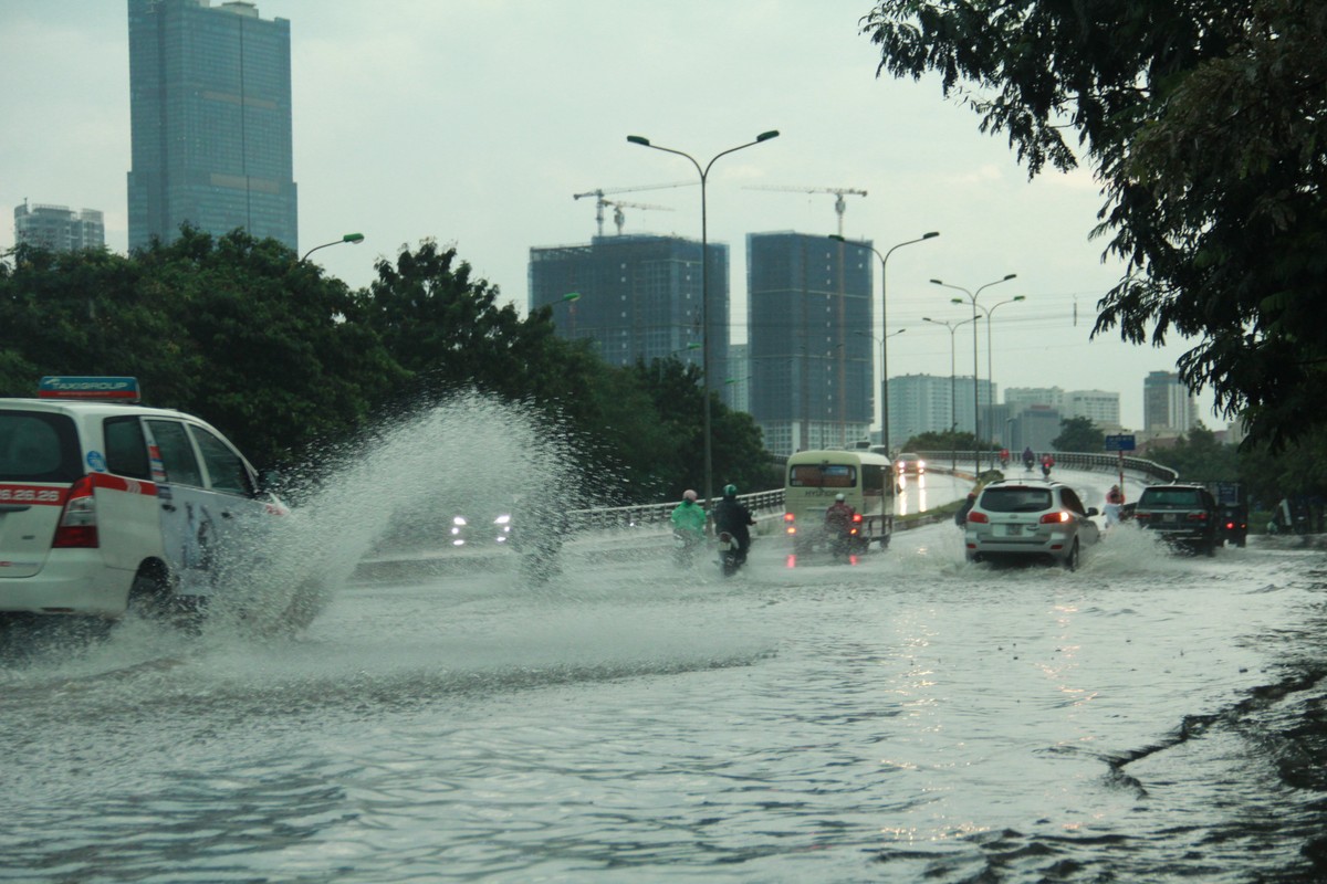 Bau troi Ha Noi bong toi sam, nguoi dan bat chap mua lon van do ra xem-Hinh-7