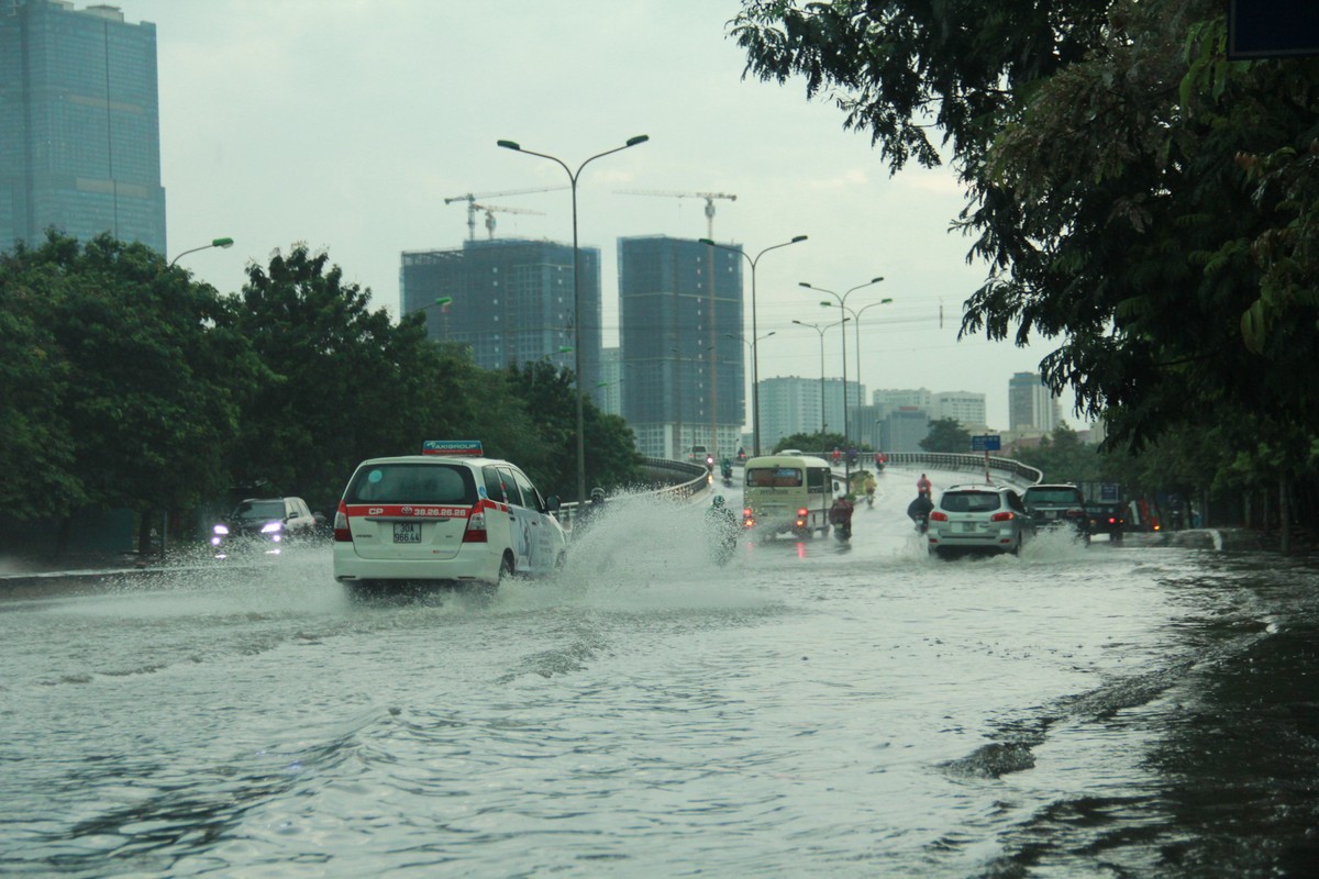 Bau troi Ha Noi bong toi sam, nguoi dan bat chap mua lon van do ra xem-Hinh-9