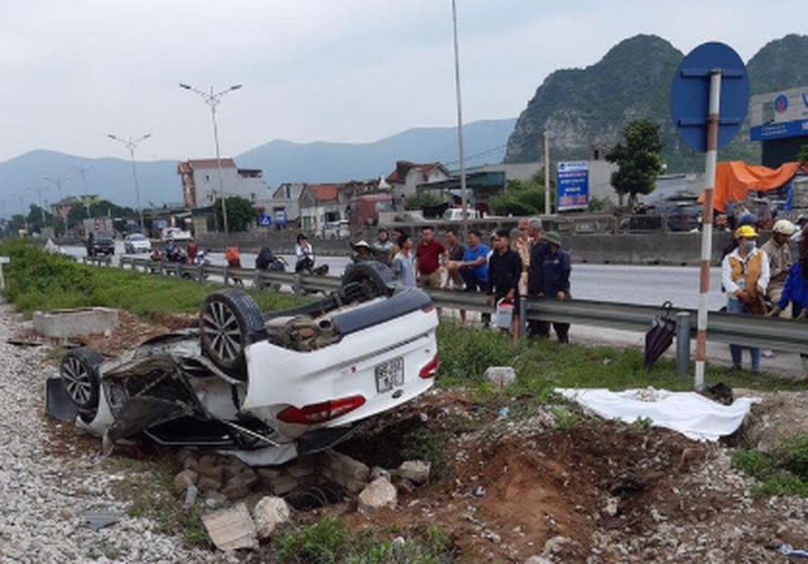 Thieu quan sat, nguoi phu nu dieu khien o to bi tau can tu vong-Hinh-3