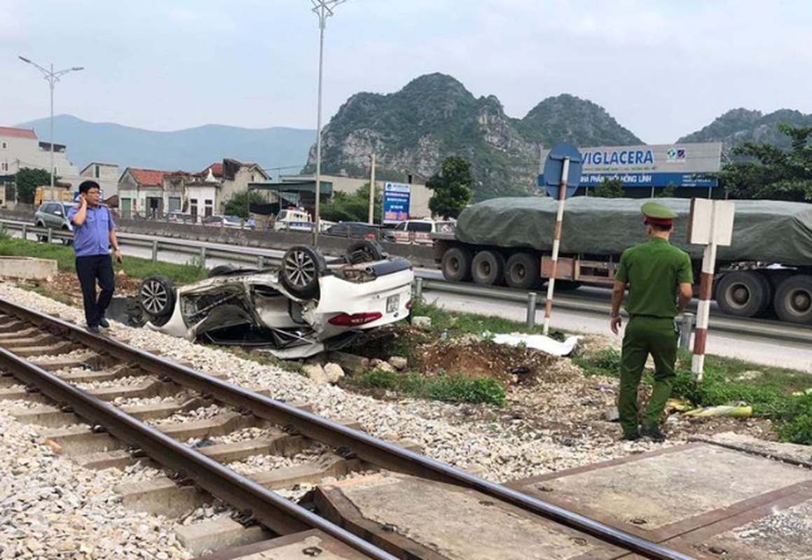 Thieu quan sat, nguoi phu nu dieu khien o to bi tau can tu vong-Hinh-4