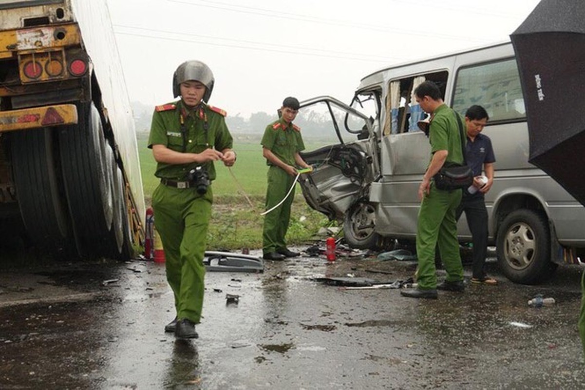 Xe khach cho su thay gap nan, 13 nguoi thuong vong-Hinh-10