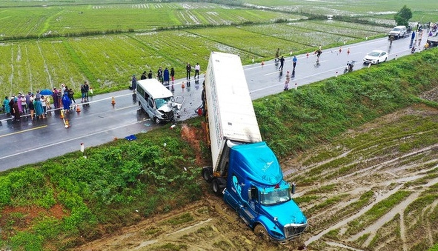 Xe khach cho su thay gap nan, 13 nguoi thuong vong-Hinh-3