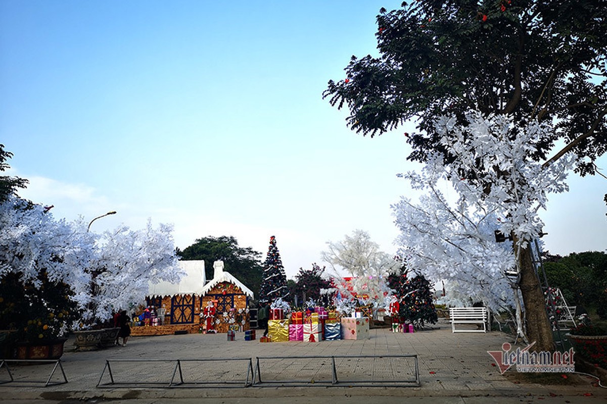 Khong khi Giang sinh tran ngap khap ngo pho Ha Noi-Hinh-25