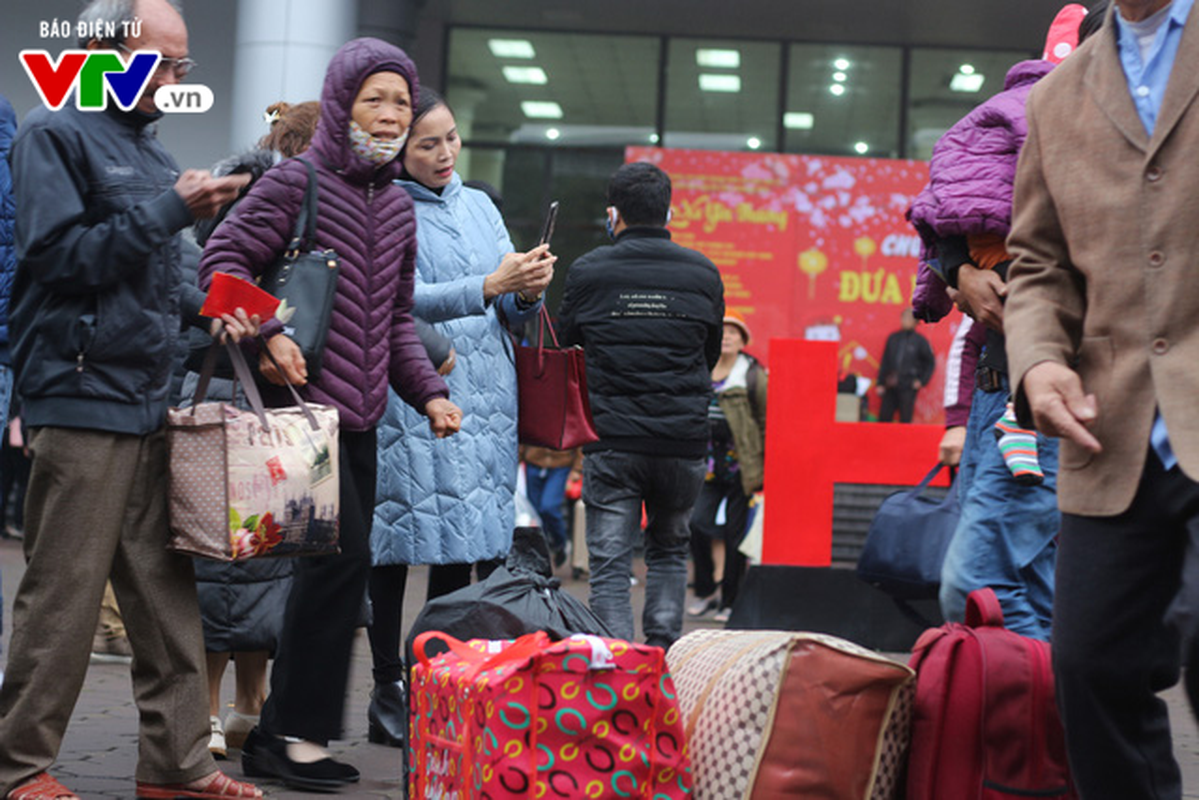 Nguoi benh, nguoi ngheo duoc ve que don Tet tren nhung chuyen xe 