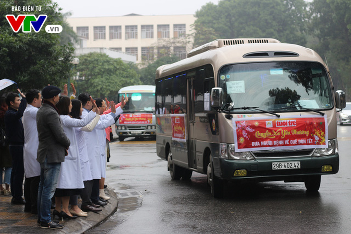 Nguoi benh, nguoi ngheo duoc ve que don Tet tren nhung chuyen xe 