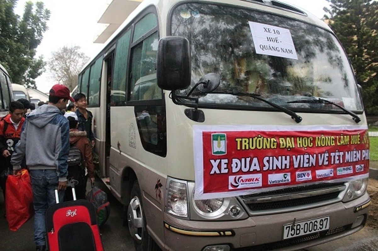 Nguoi benh, nguoi ngheo duoc ve que don Tet tren nhung chuyen xe 