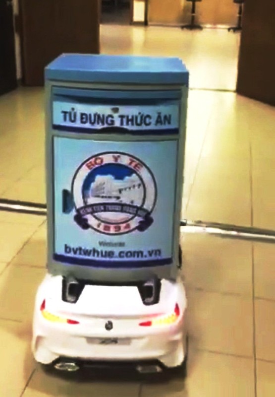 Virus corona tham nhap VN: Robot tu che mang thuc an cho benh nhan nghi nhiem Covid-19