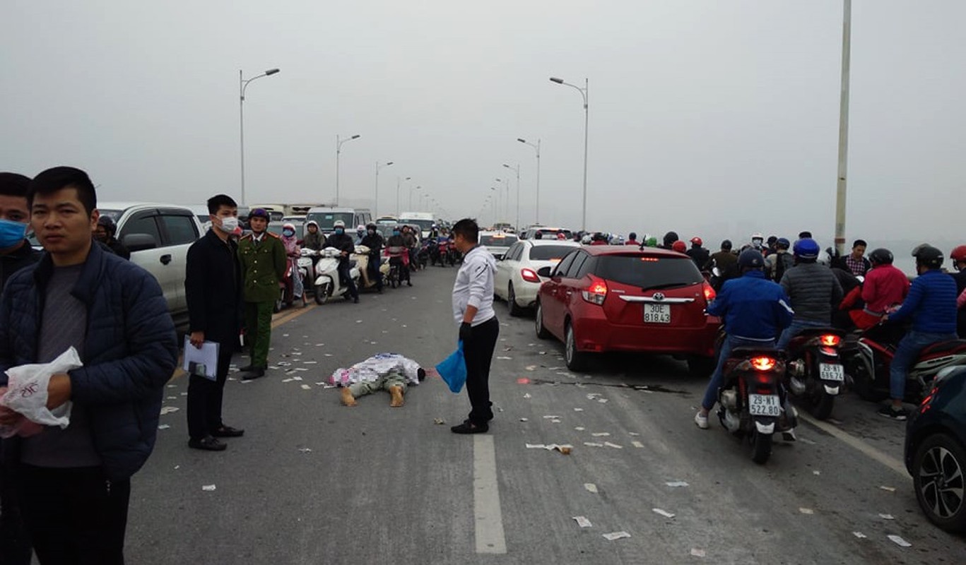 Dieu tra nguyen nhan nguoi dan ong tu vong ben canh xe may tren cau Vinh Tuy-Hinh-6