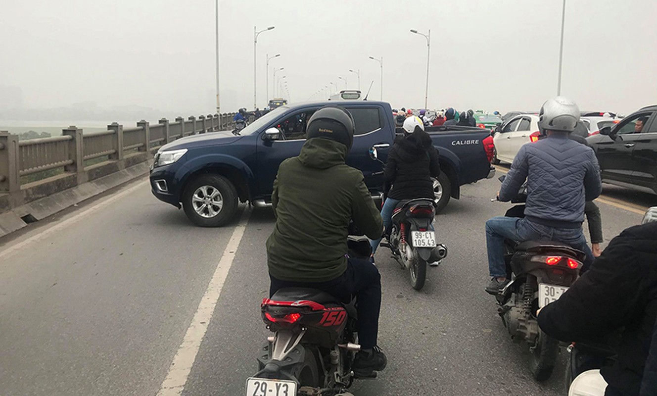 Dieu tra nguyen nhan nguoi dan ong tu vong ben canh xe may tren cau Vinh Tuy-Hinh-7