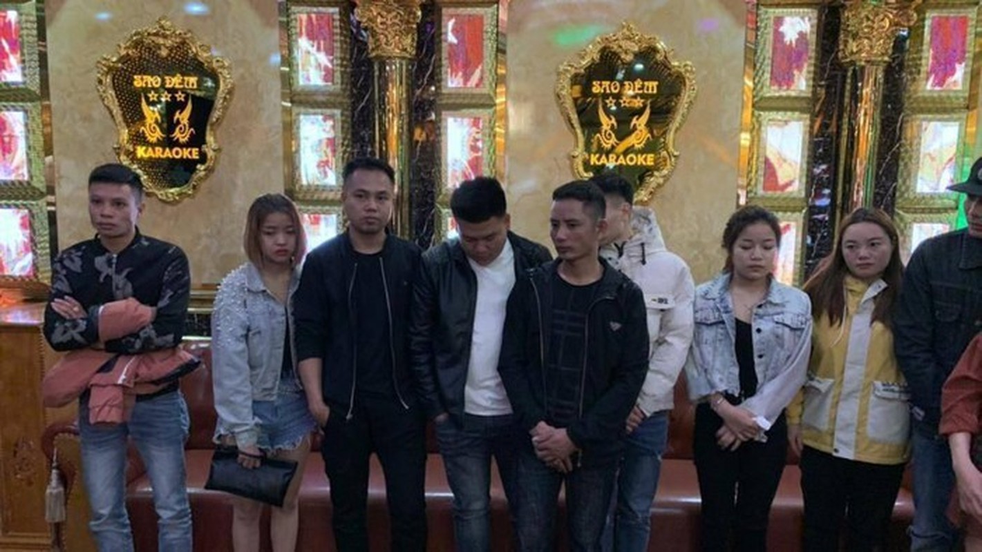 Cach ly xa hoi: Quan karaoke, bar van “ngoai dong cua, trong te nan” phan cam-Hinh-24