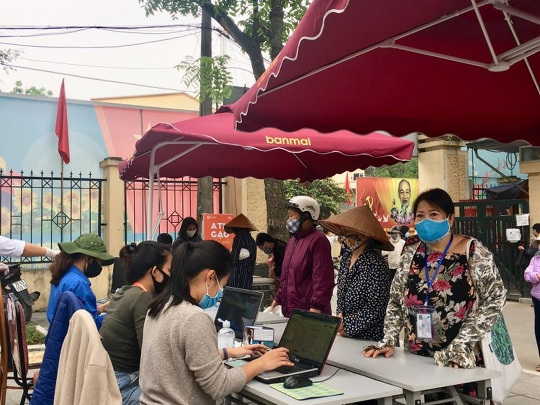 Nguoi dan ngoi ngay ngan, kin SVD cho den luot vao cay “ATM gao” o Ha Noi-Hinh-4