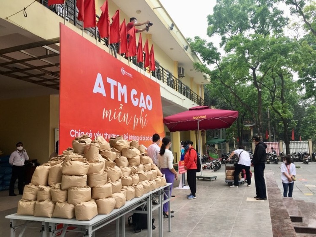 Nguoi dan ngoi ngay ngan, kin SVD cho den luot vao cay “ATM gao” o Ha Noi-Hinh-8