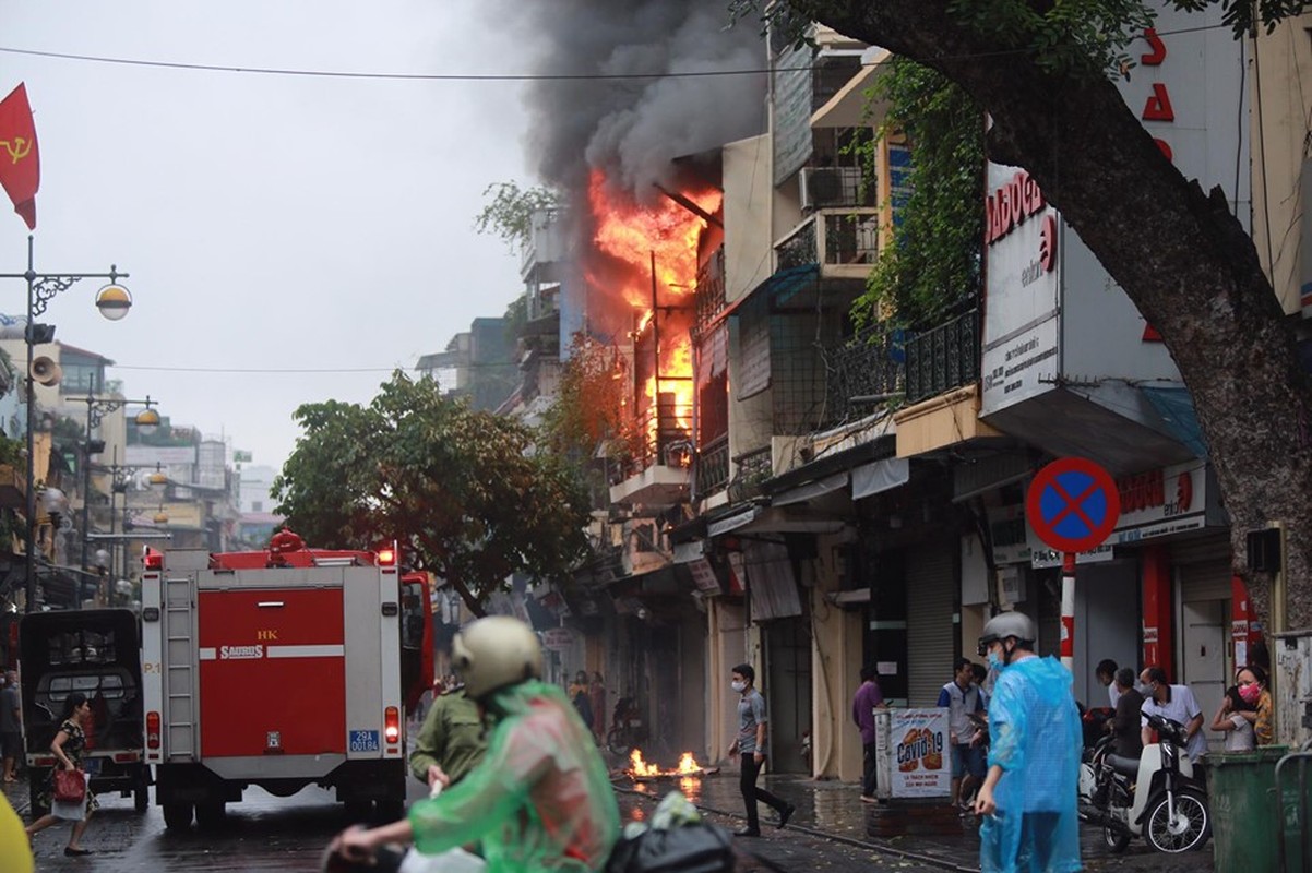 Ngoi nha tren pho co Ha Noi boc chay du doi-Hinh-3