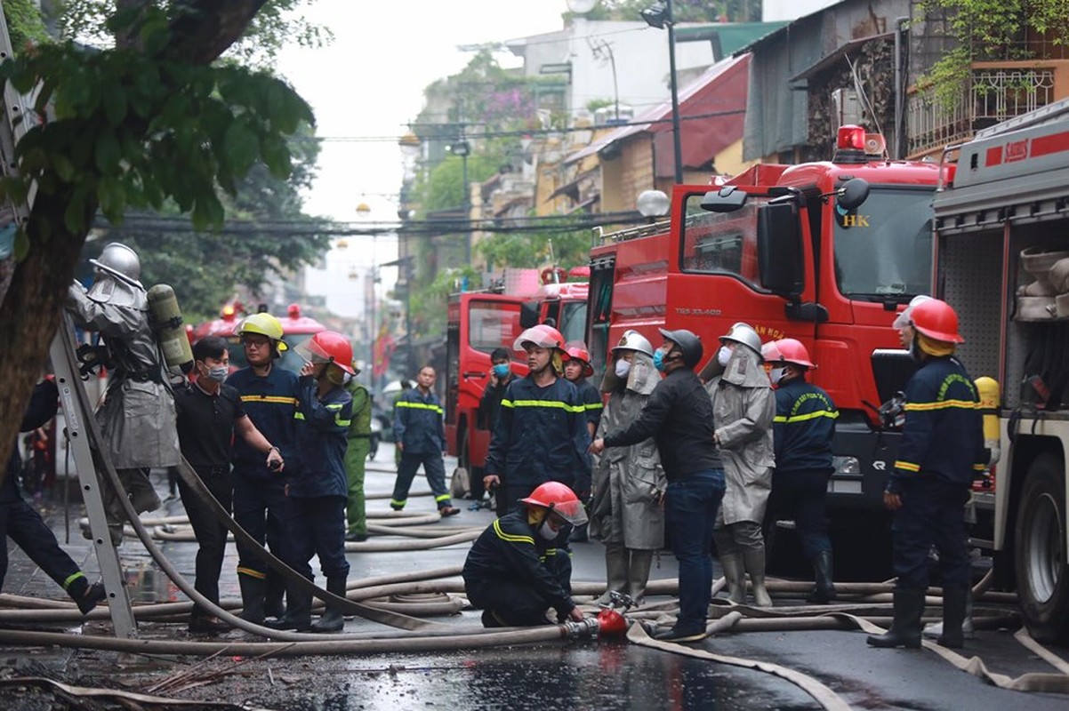 Ngoi nha tren pho co Ha Noi boc chay du doi-Hinh-4