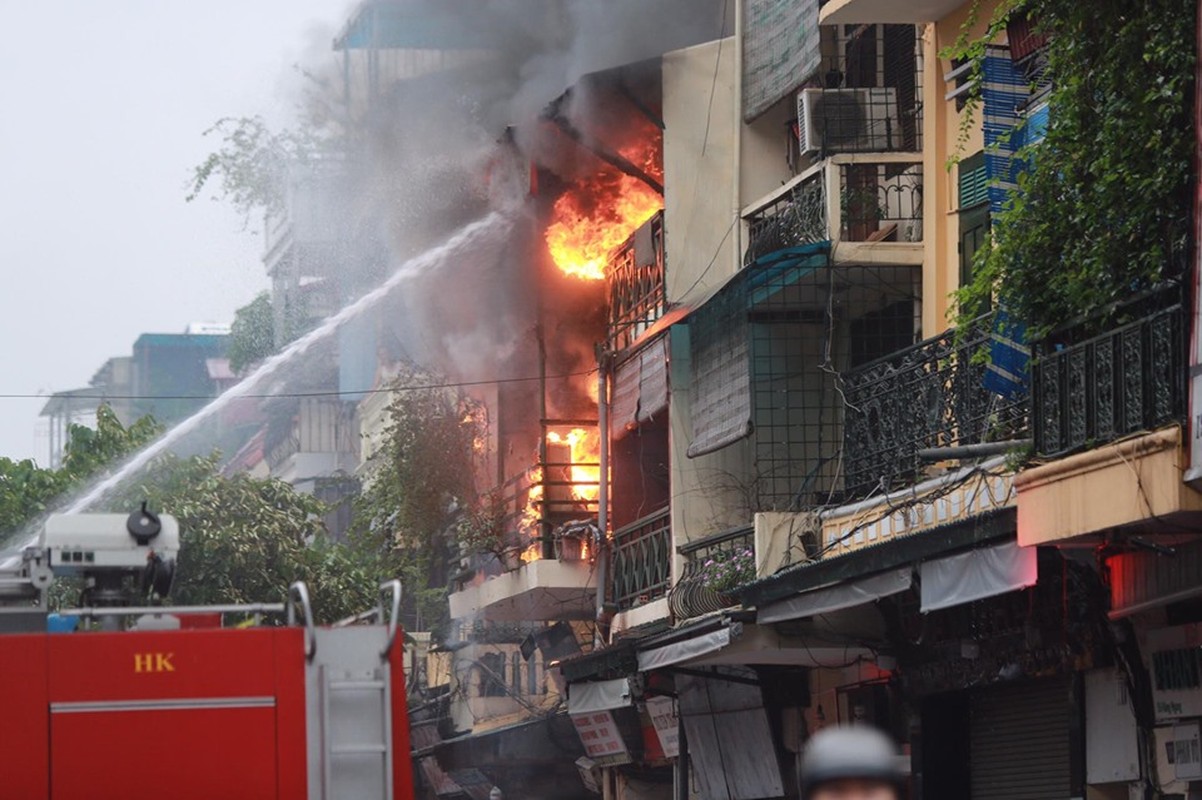 Ngoi nha tren pho co Ha Noi boc chay du doi-Hinh-5