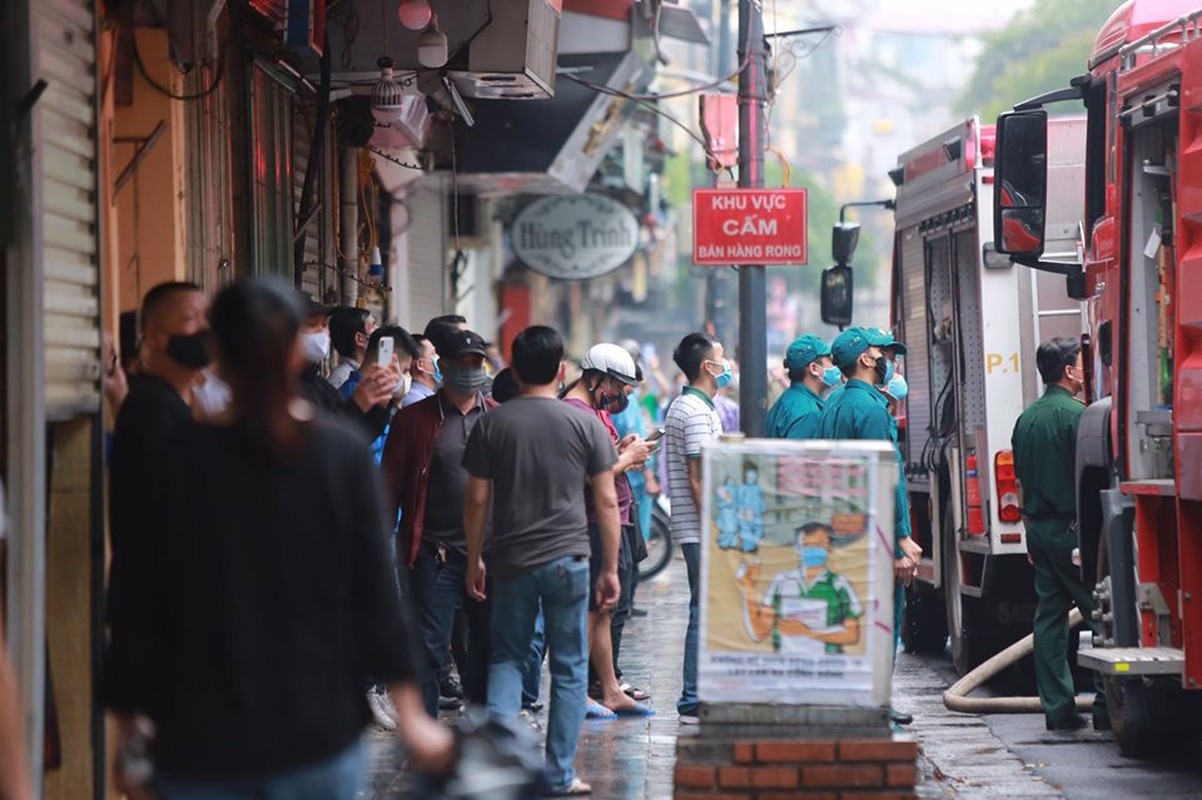 Ngoi nha tren pho co Ha Noi boc chay du doi-Hinh-6