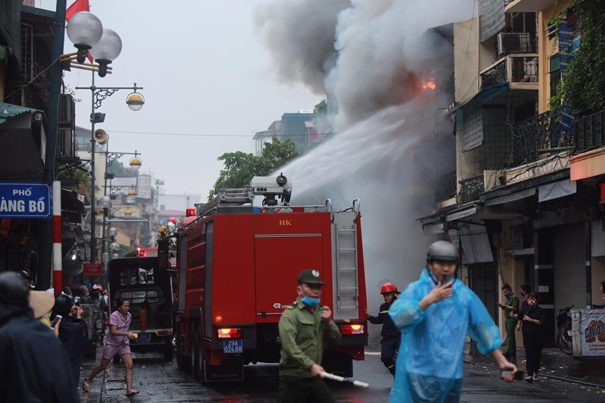 Ngoi nha tren pho co Ha Noi boc chay du doi-Hinh-7