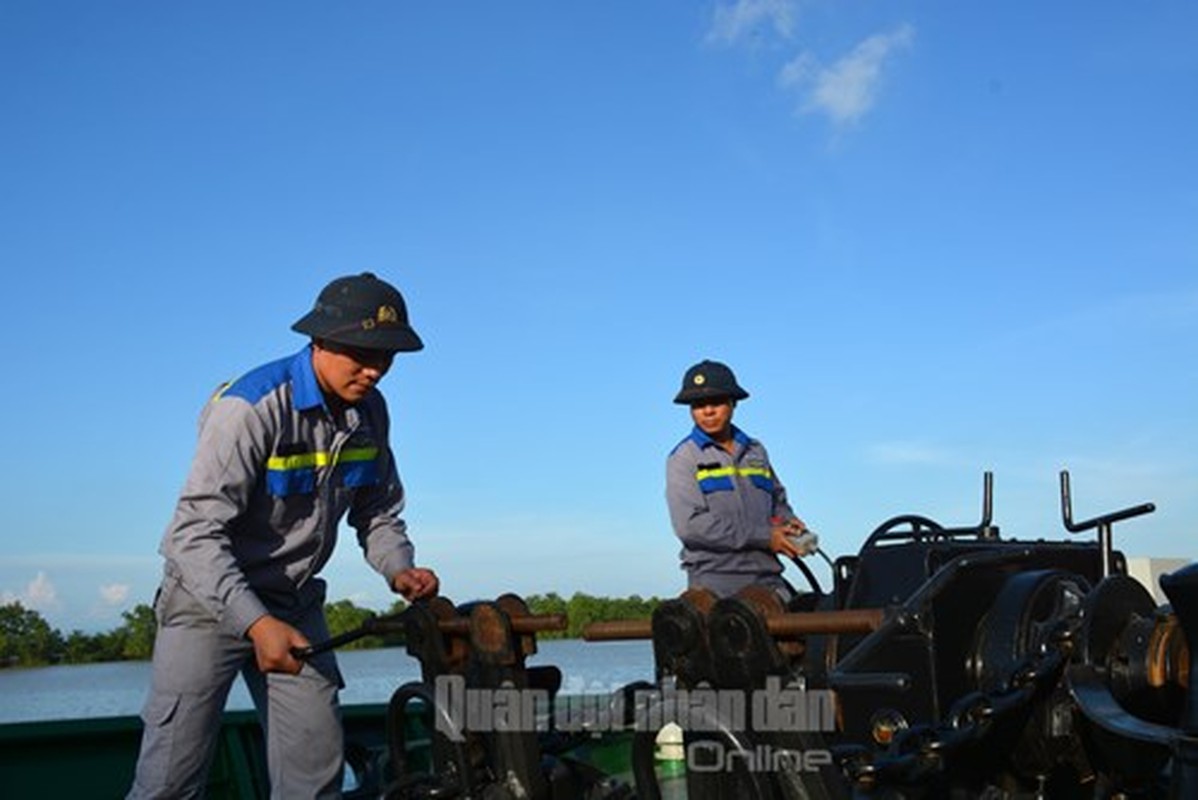 De nhung con tau Canh sat bien ben bi vuon khoi, bam bien-Hinh-10