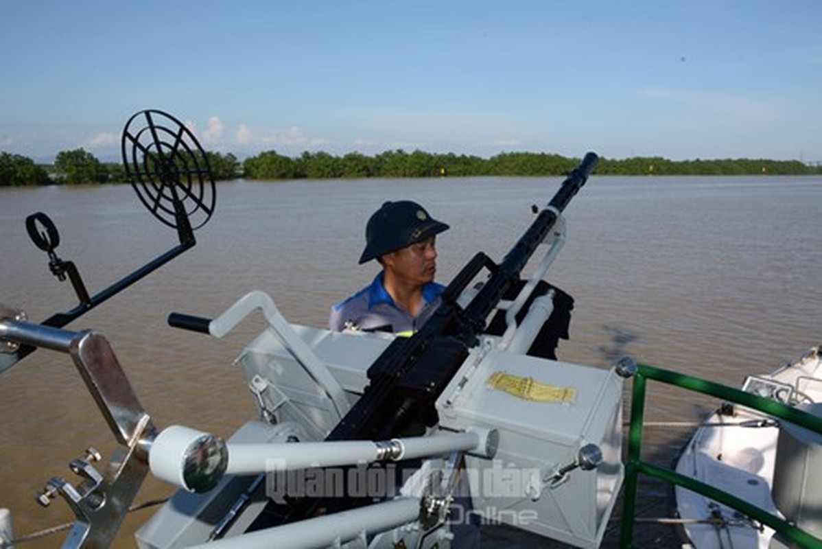 De nhung con tau Canh sat bien ben bi vuon khoi, bam bien-Hinh-7