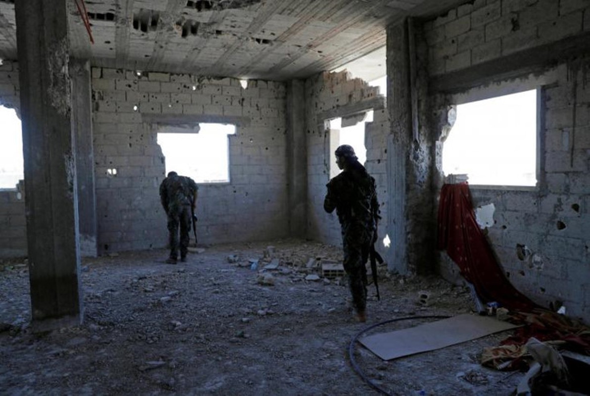Khoc liet cuoc chien giua duong pho Raqqa, Syria-Hinh-10