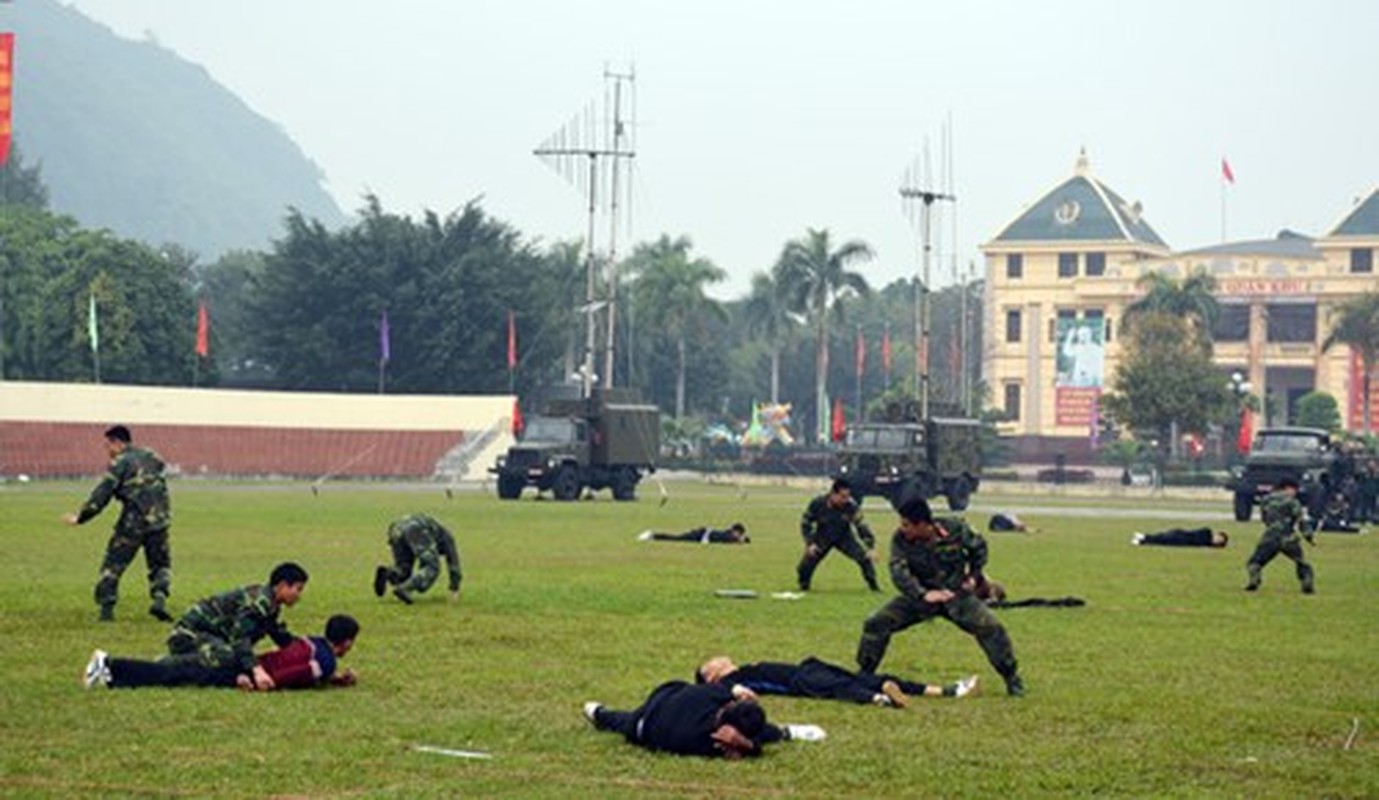 Muc kich Dac cong Viet Bac &quot;ren minh luyen nguoi&quot;-Hinh-6