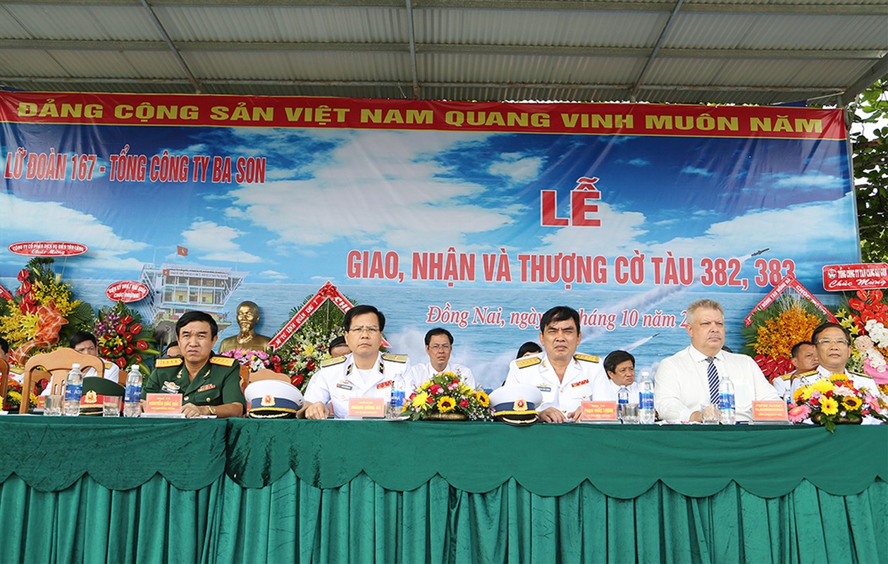 Can canh le thuong co 2 tau ten lua Molniya cua Viet Nam-Hinh-2