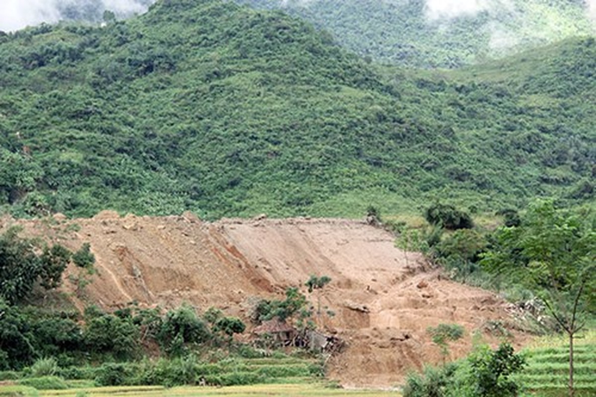 LLVT tinh Hoa Binh giup nhan dan khac phuc hau qua mua lu-Hinh-2