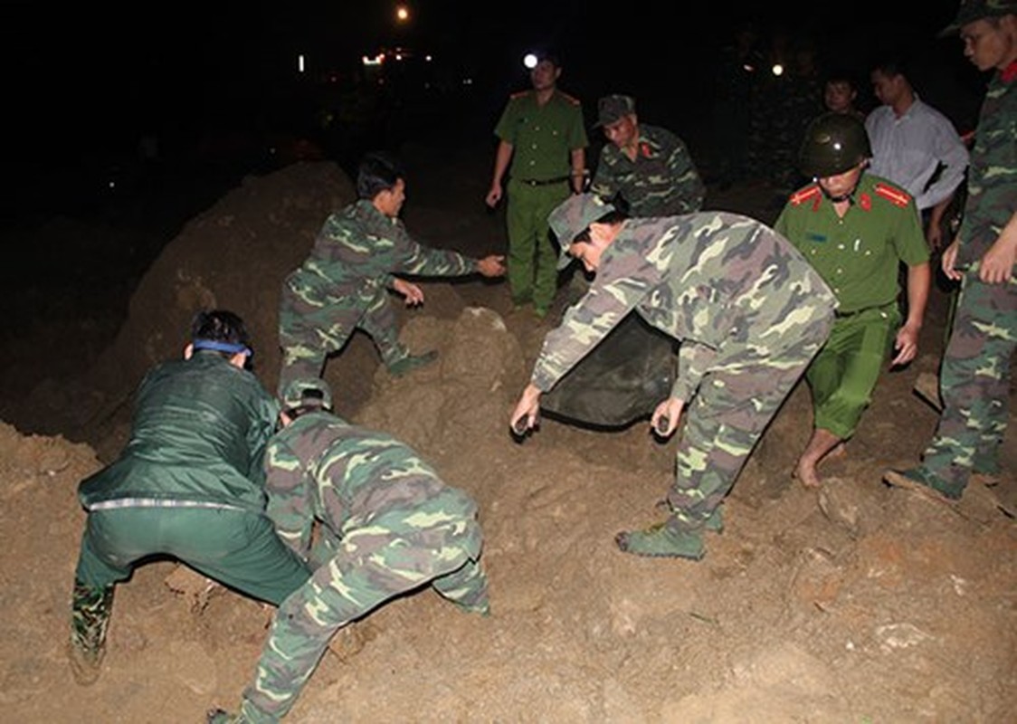 LLVT tinh Hoa Binh giup nhan dan khac phuc hau qua mua lu-Hinh-7