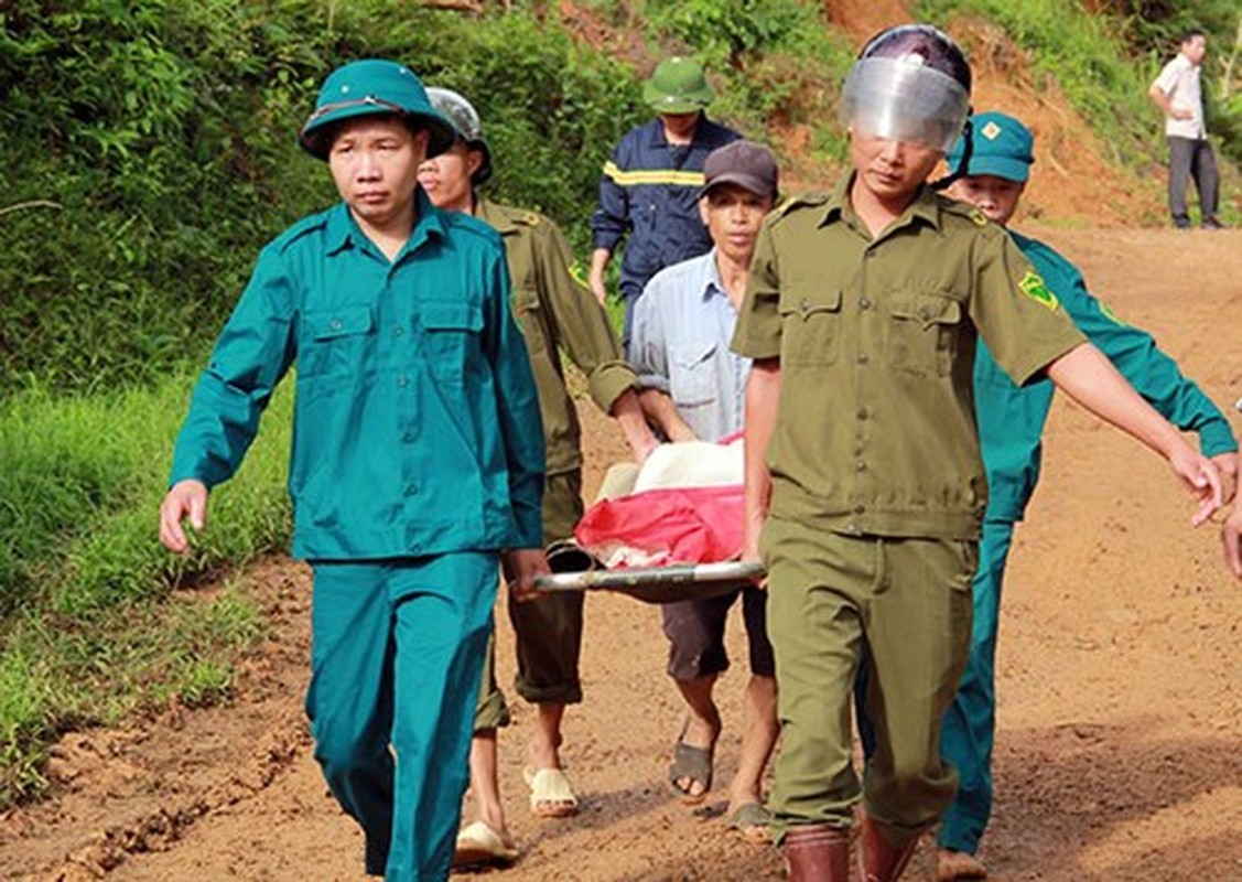 LLVT tinh Hoa Binh giup nhan dan khac phuc hau qua mua lu-Hinh-9