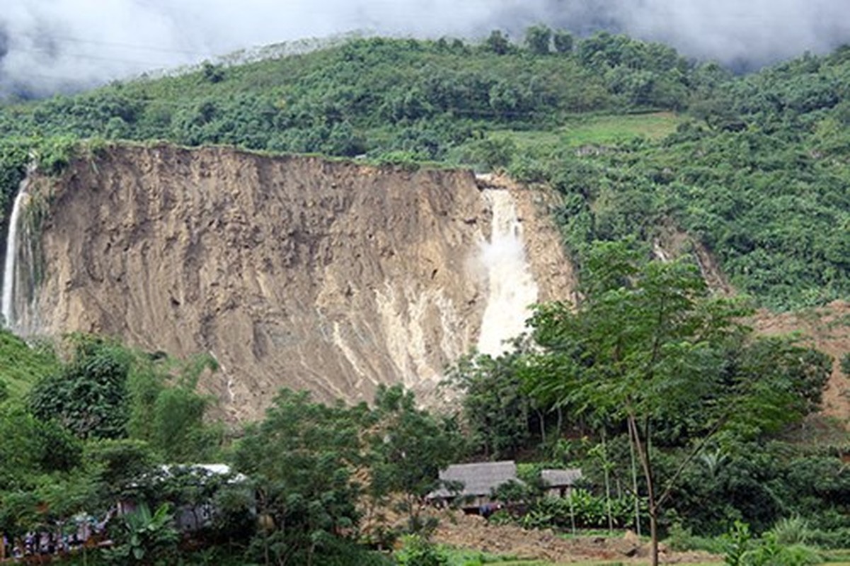 LLVT tinh Hoa Binh giup nhan dan khac phuc hau qua mua lu