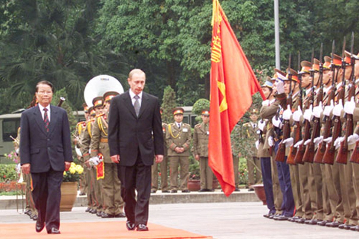 Nhung hinh anh dac biet ve Tong thong Putin khi sang tham Viet Nam-Hinh-2