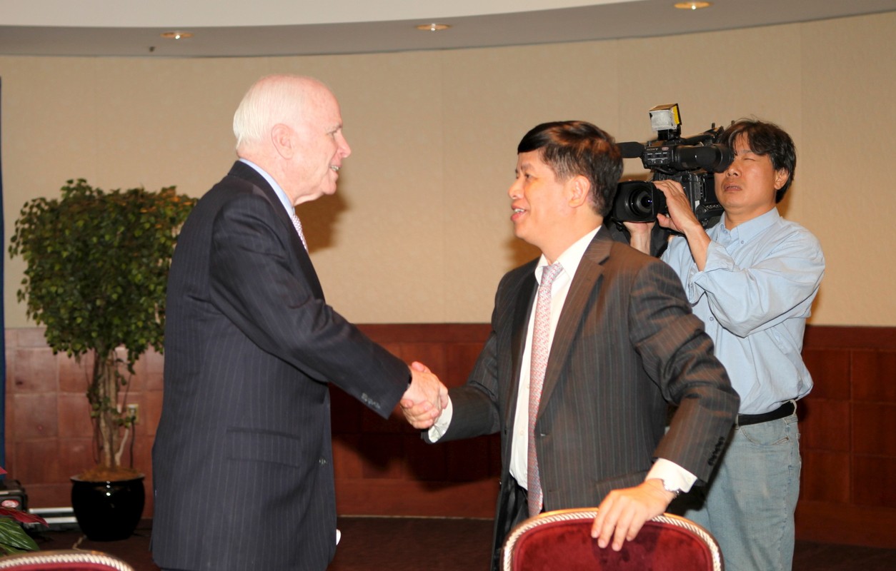 TNS John McCain - tieng noi di dau vun dap quan he Viet - My-Hinh-12