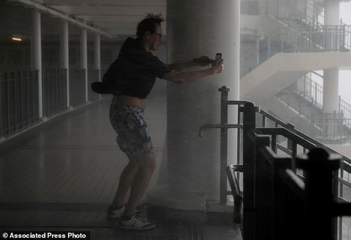 Do bo vao Hong Kong, bao Mangkhut co suc gio tren 200km/h