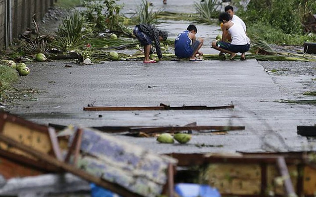 Tan pha nang ne Philippines, bao Mangkhut dang tien thang den Viet Nam-Hinh-17