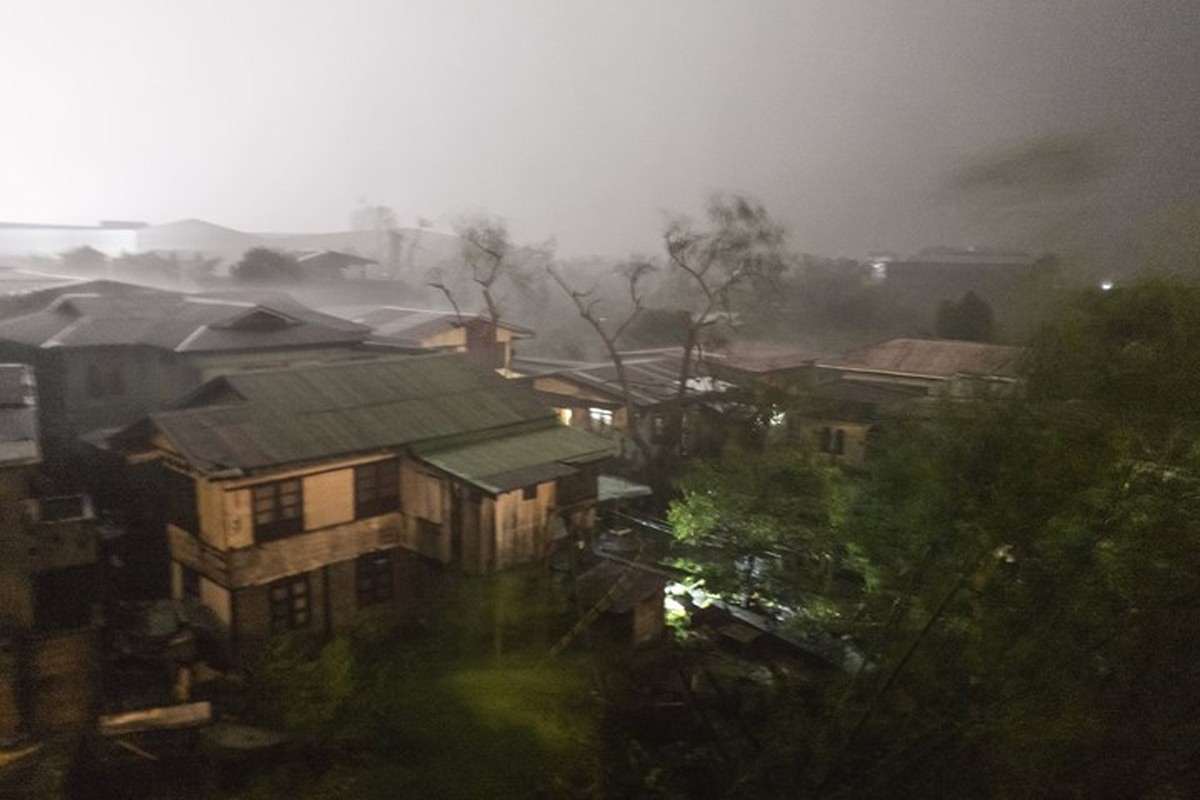 Tan pha nang ne Philippines, bao Mangkhut dang tien thang den Viet Nam-Hinh-2