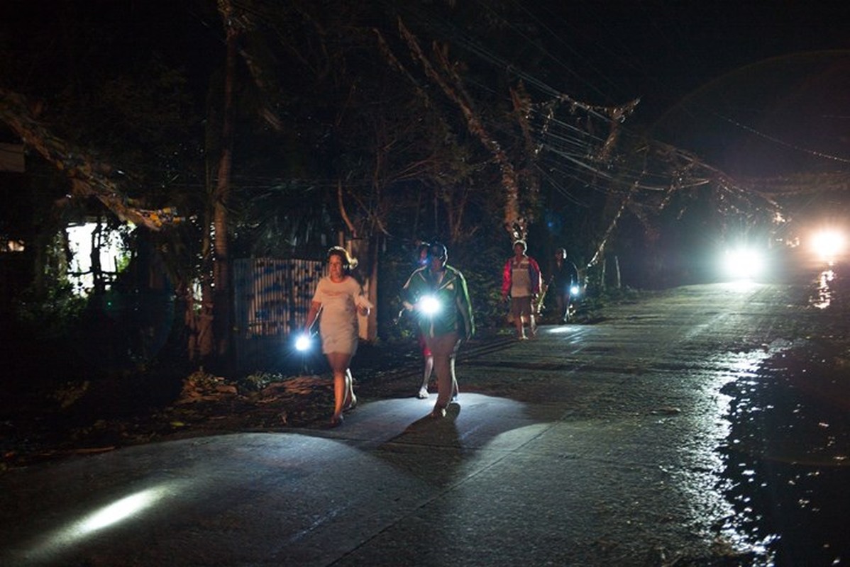 Tan pha nang ne Philippines, bao Mangkhut dang tien thang den Viet Nam-Hinh-4