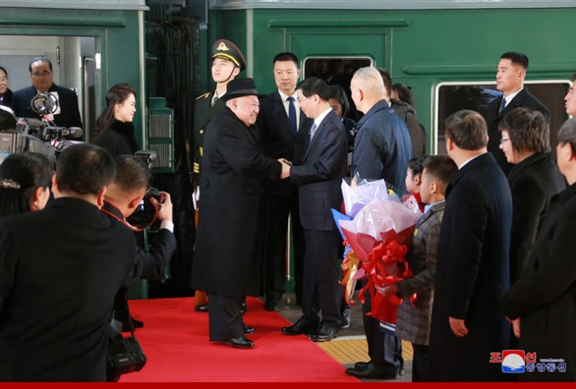 Trieu Tien cong bo anh “doc” chuyen tham Trung Quoc cua ong Kim Jong-un-Hinh-2
