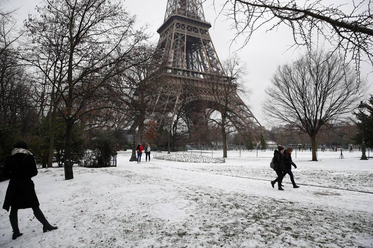 Ke lang man, nguoi co han giua bao tuyet o Paris-Hinh-8