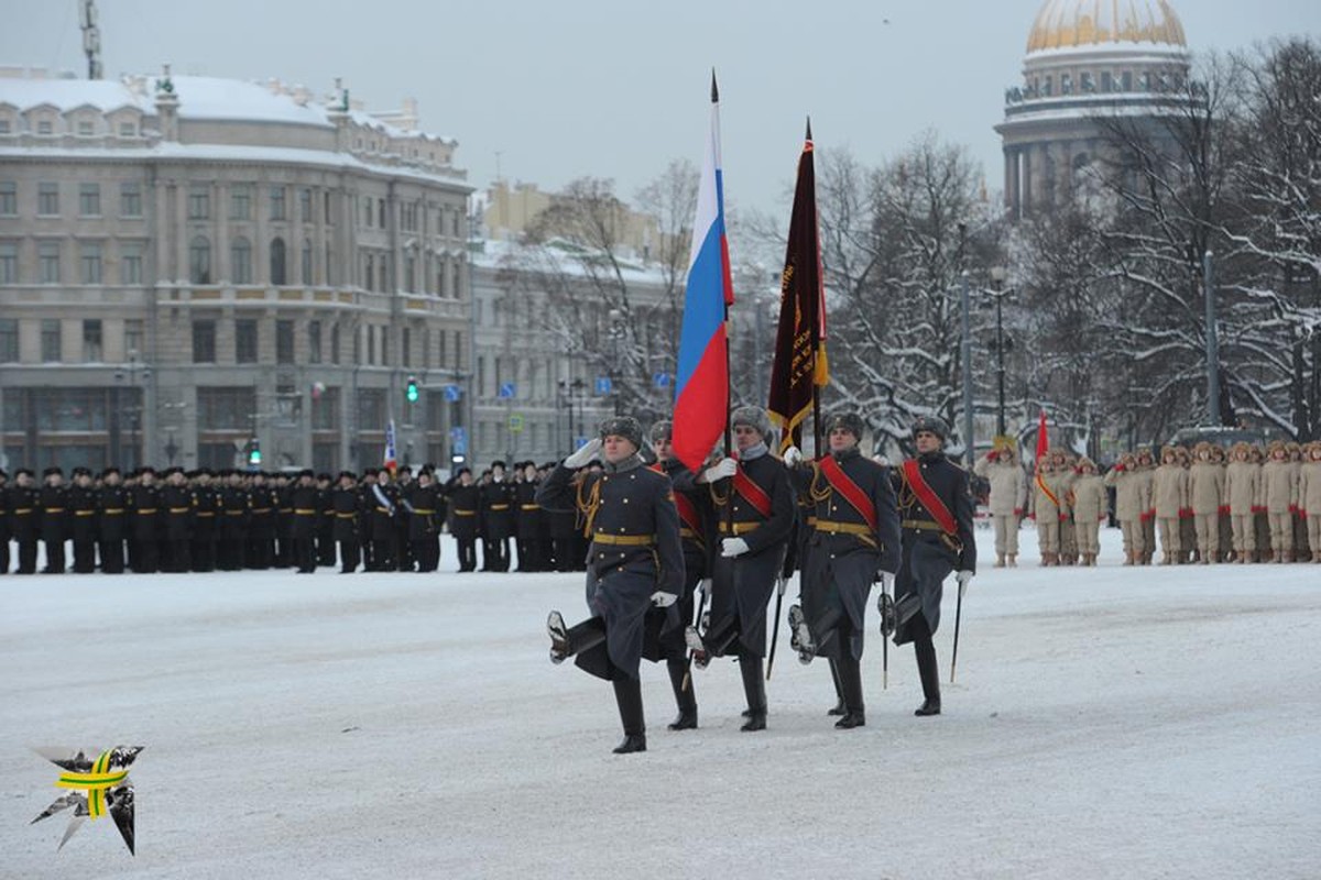 Nga duyet binh ky niem 75 nam giai phong Leningrad giua tuyet trang