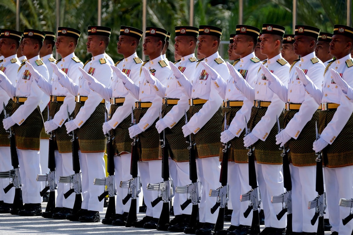 Vua moi cua Malaysia thich polo, bong da-Hinh-6