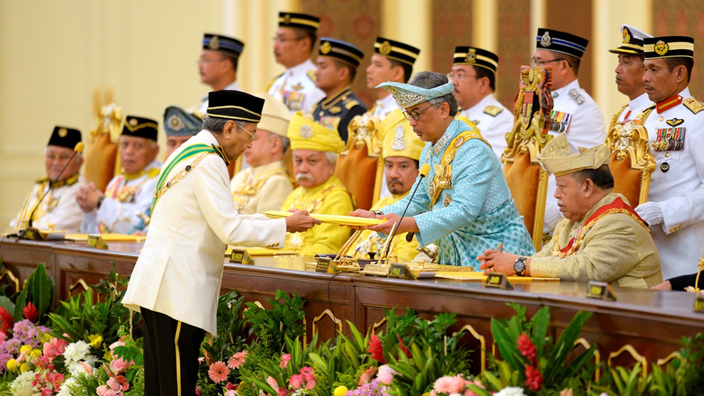 Vua moi cua Malaysia thich polo, bong da