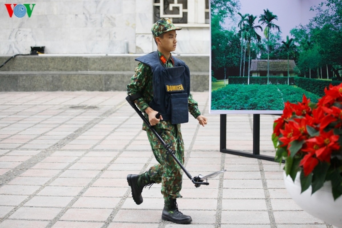 Cong binh VN kiem tra tung bui co de chuan bi thuong dinh My - Trieu-Hinh-10