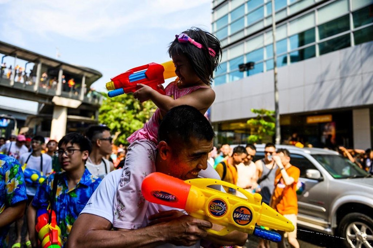 Nguoi Thai xuong duong te nuoc le Songkran, nhung bi cam khoa than-Hinh-10