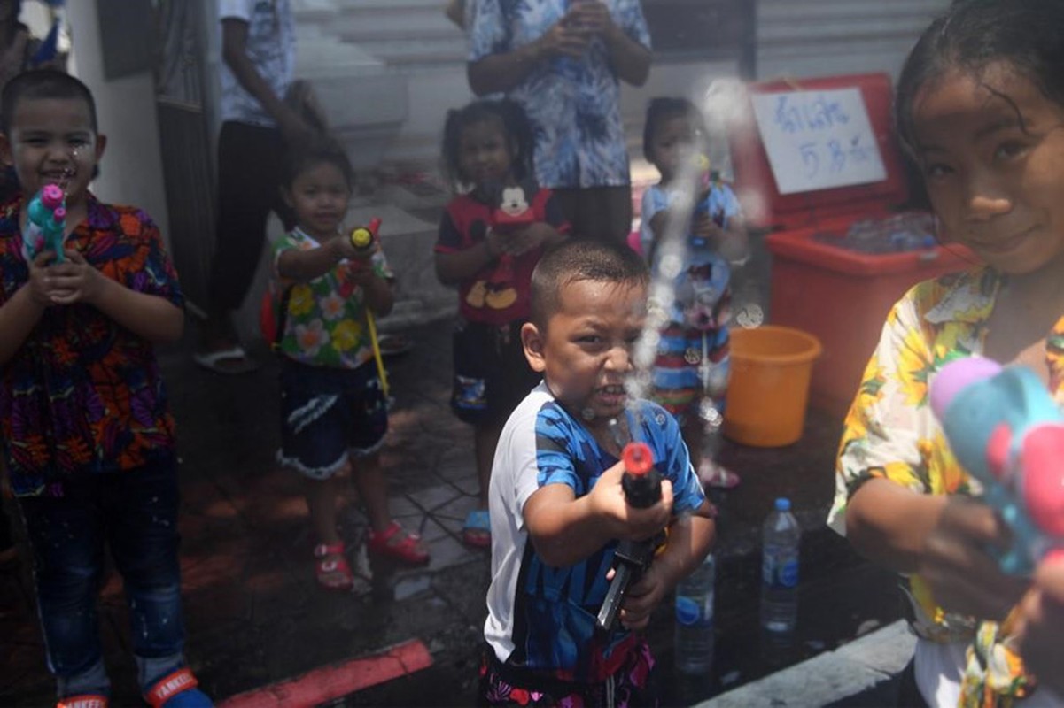 Nguoi Thai xuong duong te nuoc le Songkran, nhung bi cam khoa than-Hinh-5