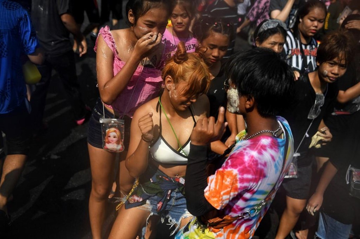 Nguoi Thai xuong duong te nuoc le Songkran, nhung bi cam khoa than-Hinh-8