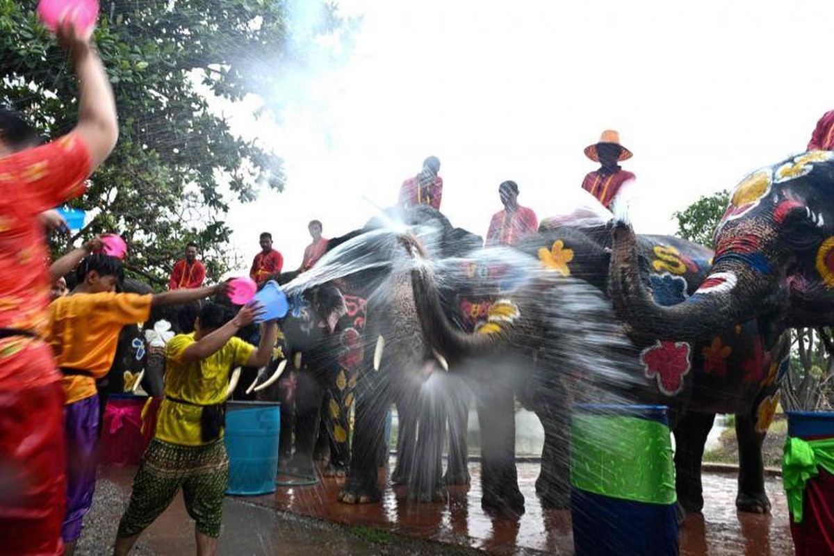 Nguoi Thai xuong duong te nuoc le Songkran, nhung bi cam khoa than-Hinh-9